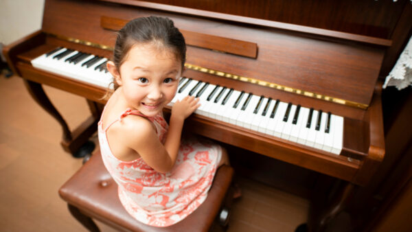 ピアノと笑顔の女の子