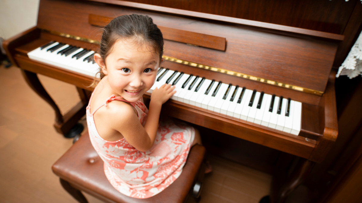 ピアノと笑顔の女の子